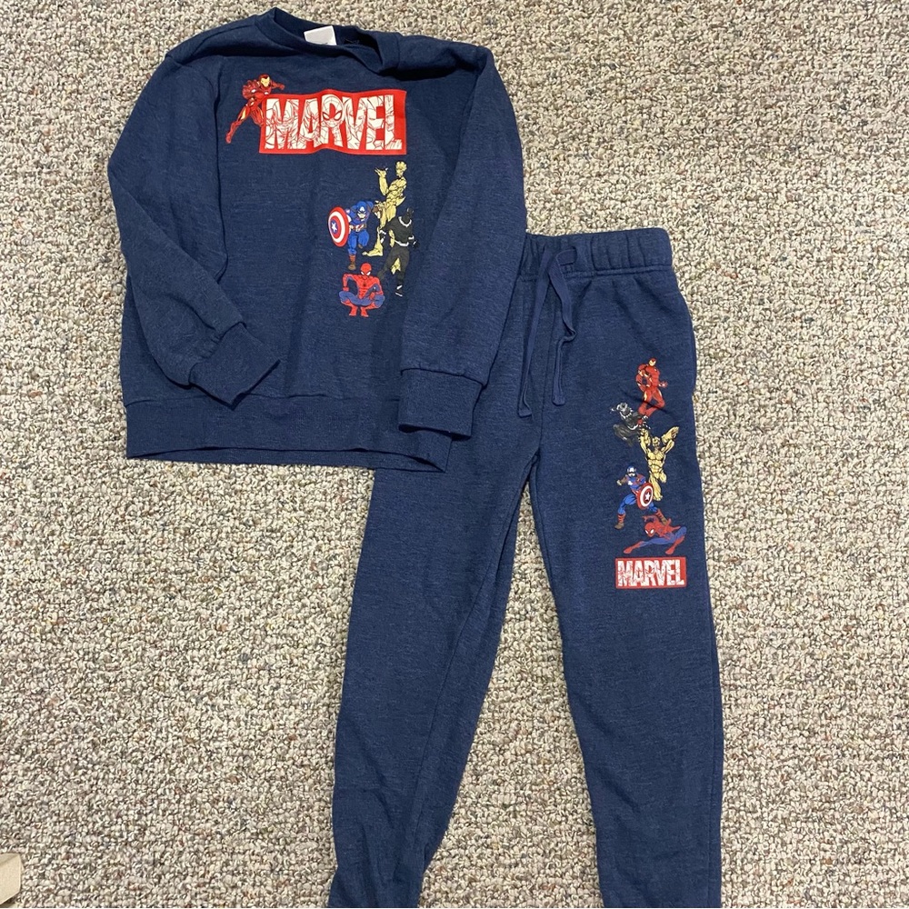 Boys Marvel sweatsuit size small